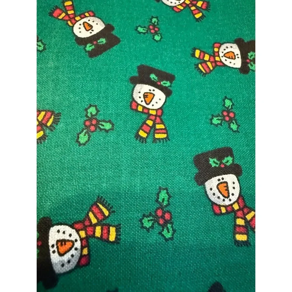 TRENA'S LITTLE BIT OF CHRISTMAS III - SNOWMAN W/SCARVES ON GREEN